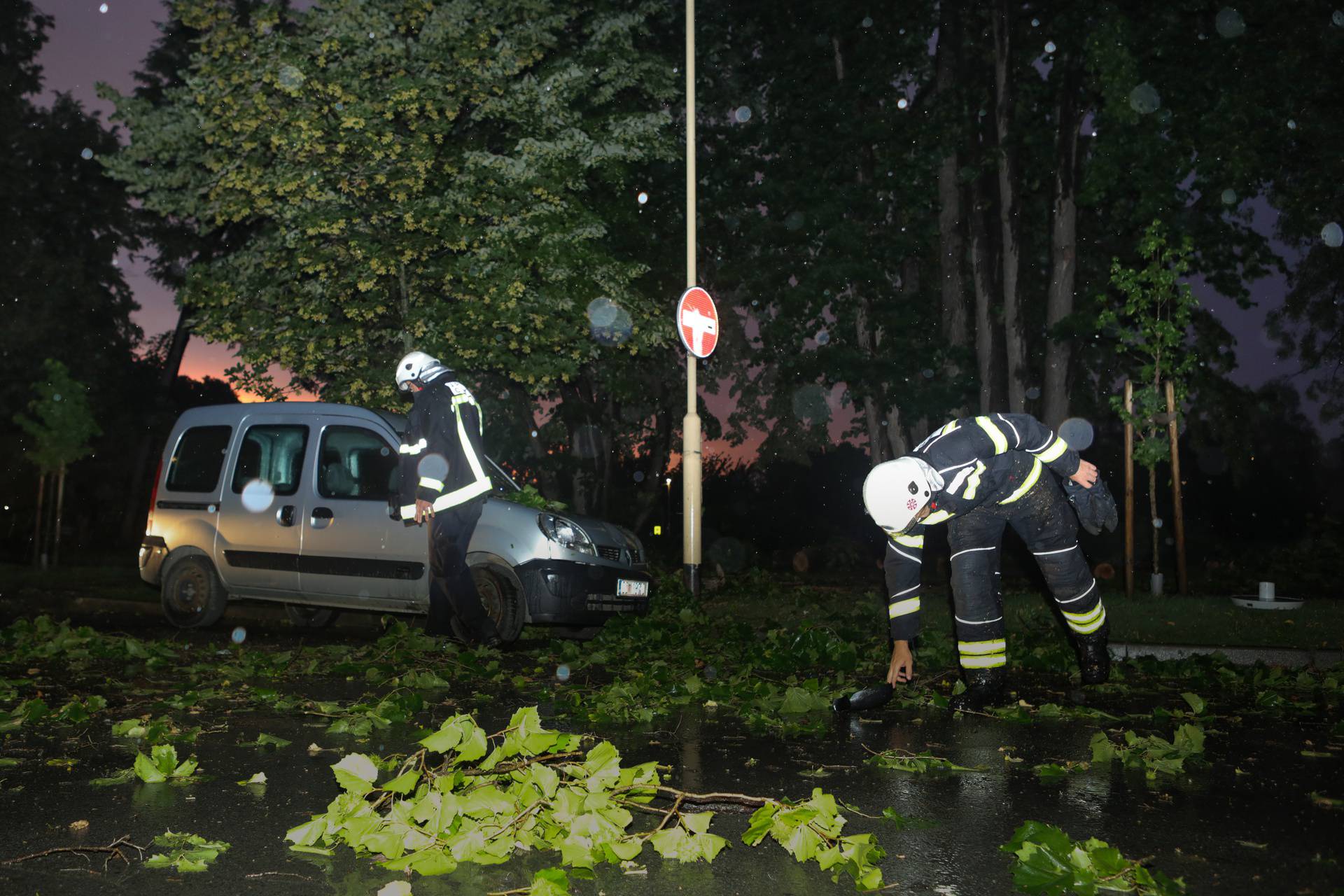 Vjetar u Osijeku srušio grane na cestu, intervenirali vatrogasci