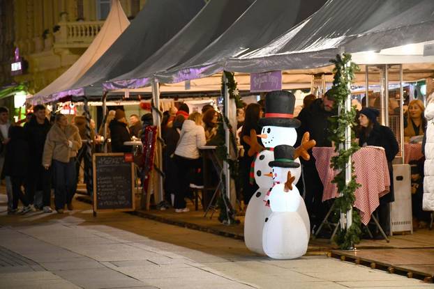 FOTO Čarolija Adventa: Diljem Hrvatske zablistali su gradovi, pogledajte prekrasnu atmosferu