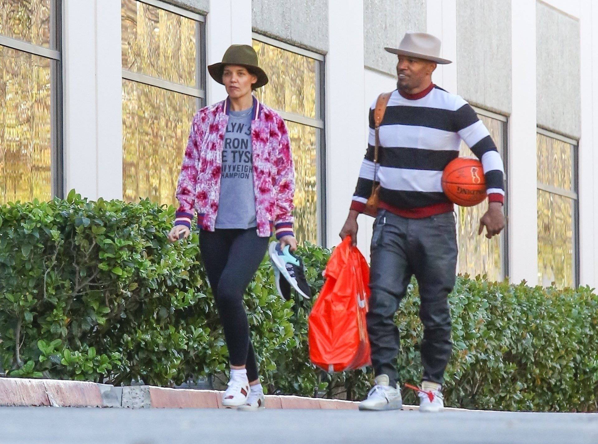 *PREMIUM-EXCLUSIVE* Katie Holmes and Jamie Foxx spend Valentine's Day playing basketball *NO NY PAPERS*