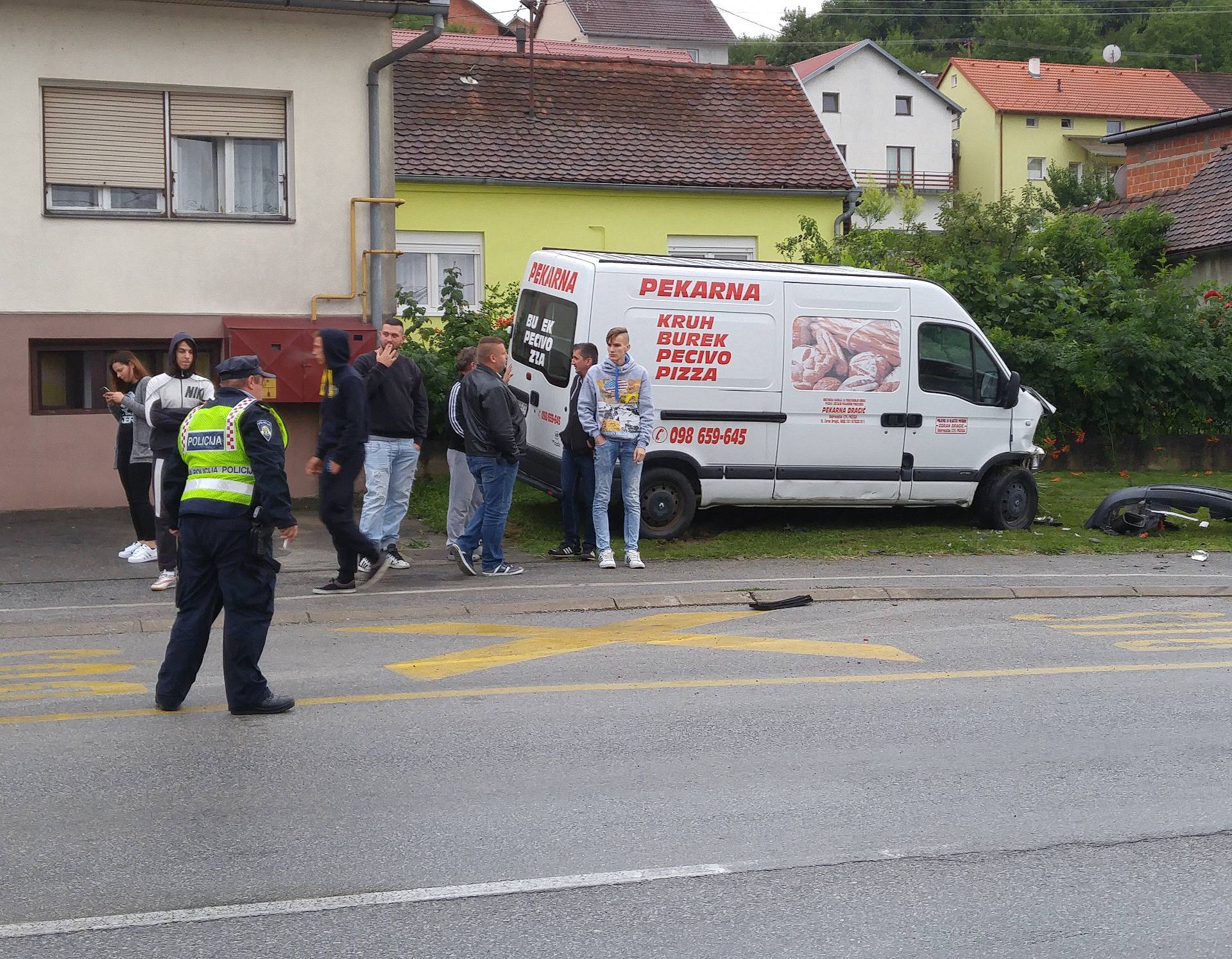 Išli na svadbu: BMW-om sletio s ceste, udario u kombi i znak