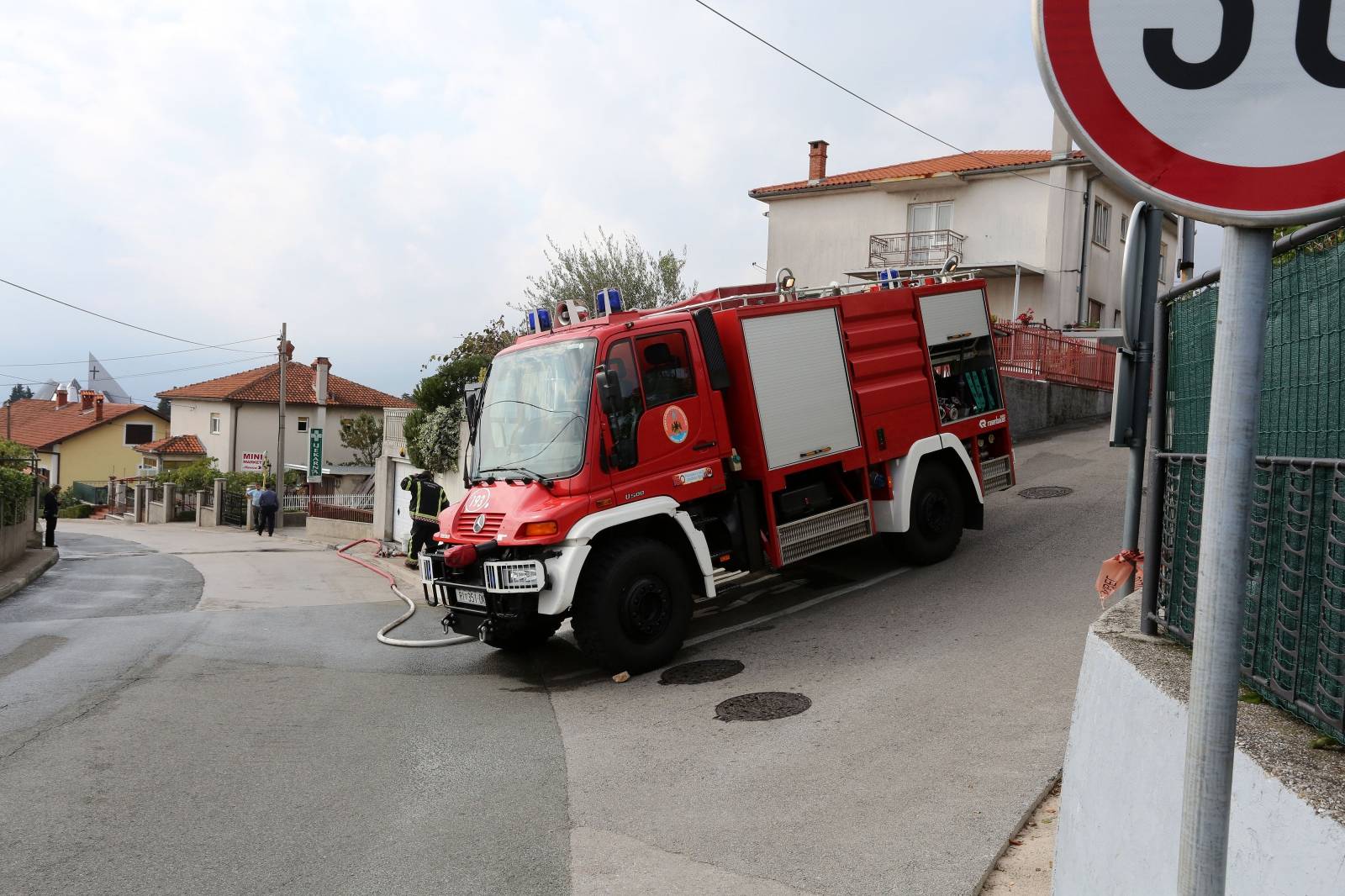 Rijeka: Vatrogasci gase poÅ¾ar koji je izbio na obiteljkoj kuÄi