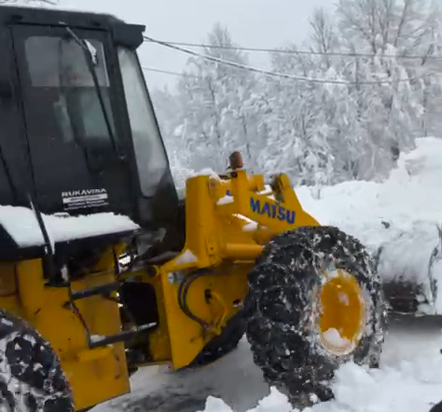 DRAMA KOD PLITVICA Bagerom spasili trudnicu iz sela: 'Ovdje niti ralica nije uspjela doći'