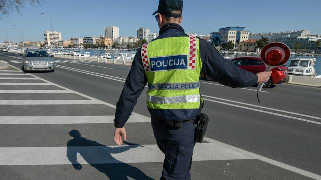 Zadarska policija u akciji povodom Dana žena zaustavlja sudionice u prometu i daruje ih ružama