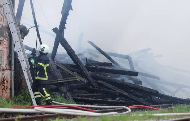 Gore barake uz prugu u Osijeku