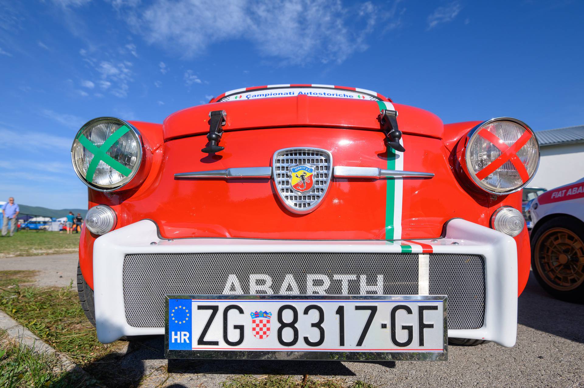 Okupljanje ljubitelja oldtimera na sportskom aerodromu u Otočcu