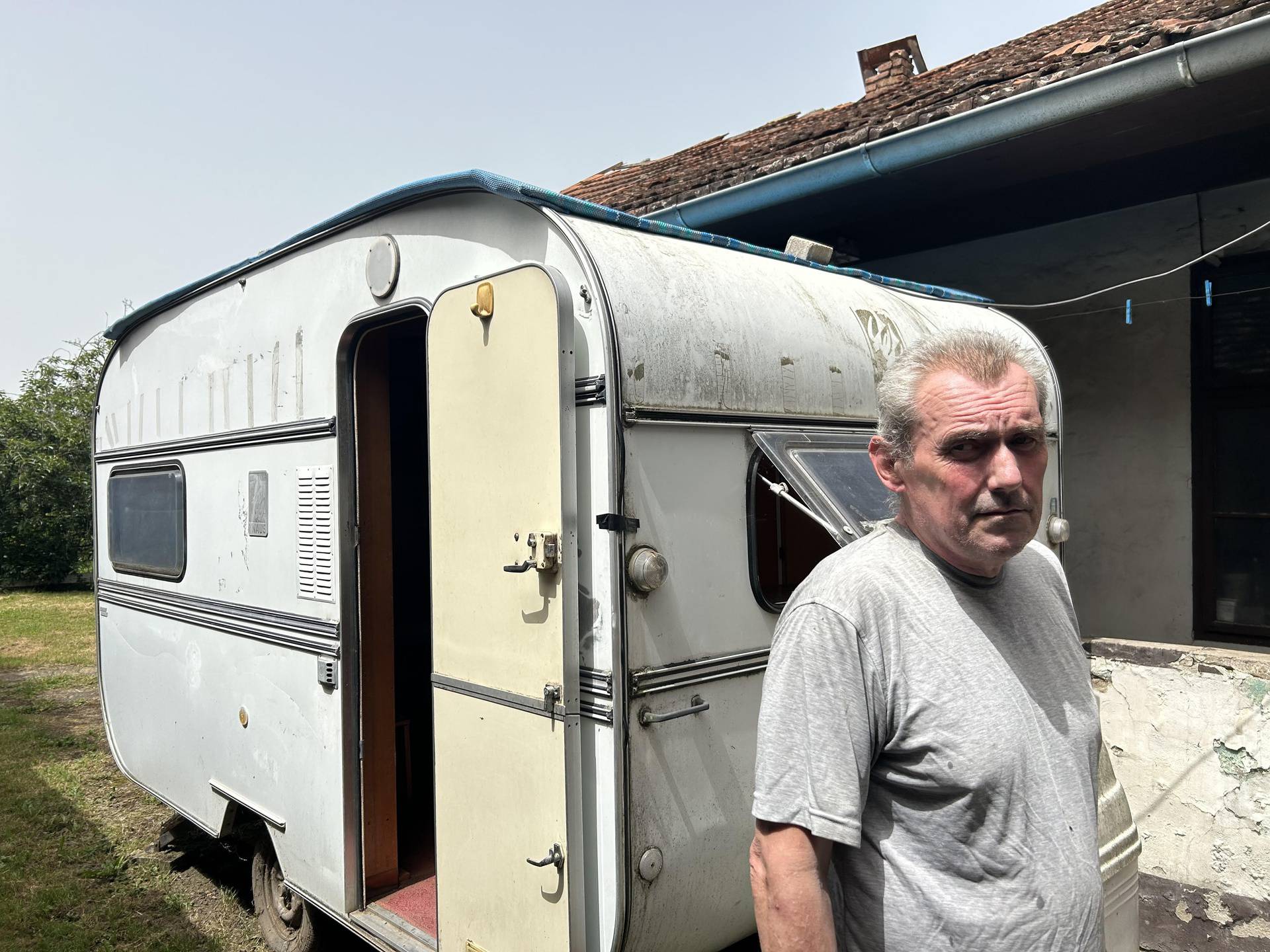 Ljudi na vrućinama na Baniji još borave u limenim kutijama: 'Ovaj život nije ni za životinje'