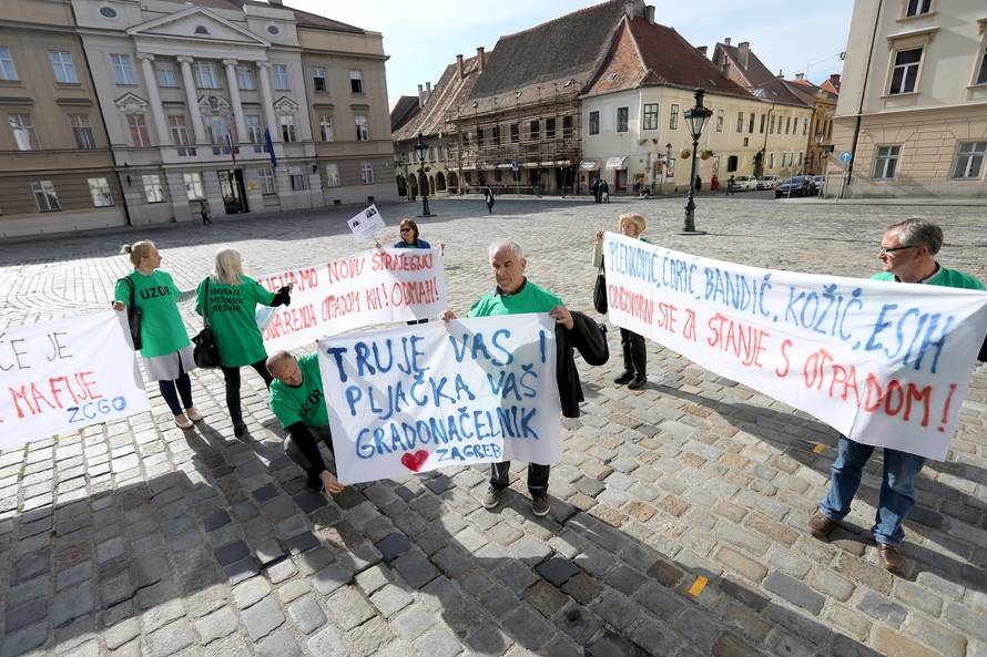 Zagreb: Performans "Hrvatska (EU) smetliÅ¡te za generacije" ispred Vlade RH
