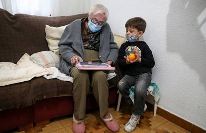 Španjolka (99) preboljela virus i vratila se igricama na tabletu