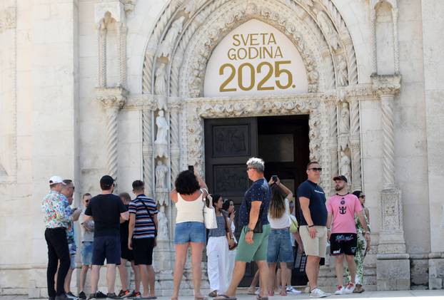Šibenik: Po najve?oj temperaturi turisti razgledavaju ljepote grada