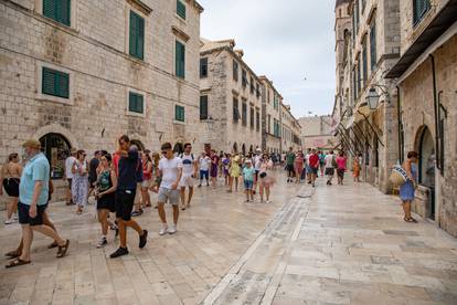 U Dubrovnik dolazi sve više turista, a počele su i prve gužve