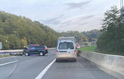 FOTO Krš i lom na autocesti A4 kod Varaždina:  Autom se zabio u ogradu u sudaru s kamionom