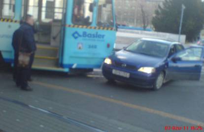 Vozač Opel Astre nije pustio tramvaj pa su se sudarili