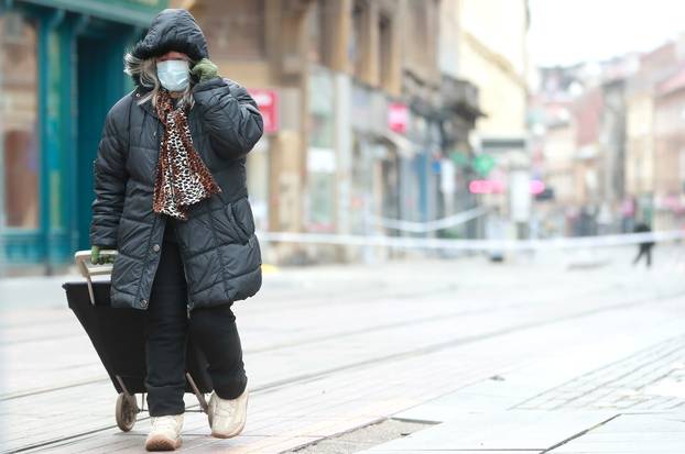 Zagreb: Ulice u centru grada, većina trgovina je zatvoreno, a prolaznika je vrlo malo