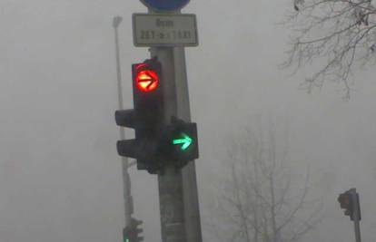 Na semaforu istodobno svijetli i crveno i zeleno 