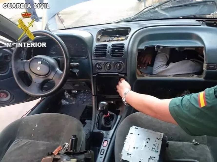 Migranti se nagurali pod haubu i kontrolnu ploču automobila