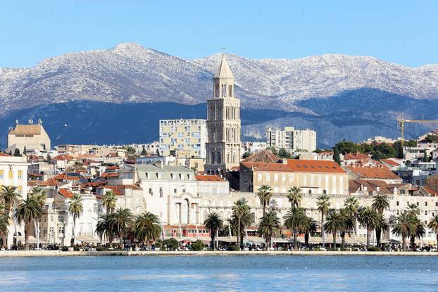 Zubato sunce u Splitu izmamilo je brojne šetače