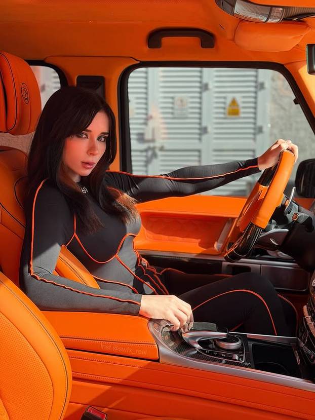 FOTO I zgodna i talentirana: Umjetnica pretvorila erotske crteže u milijunsku karijeru!