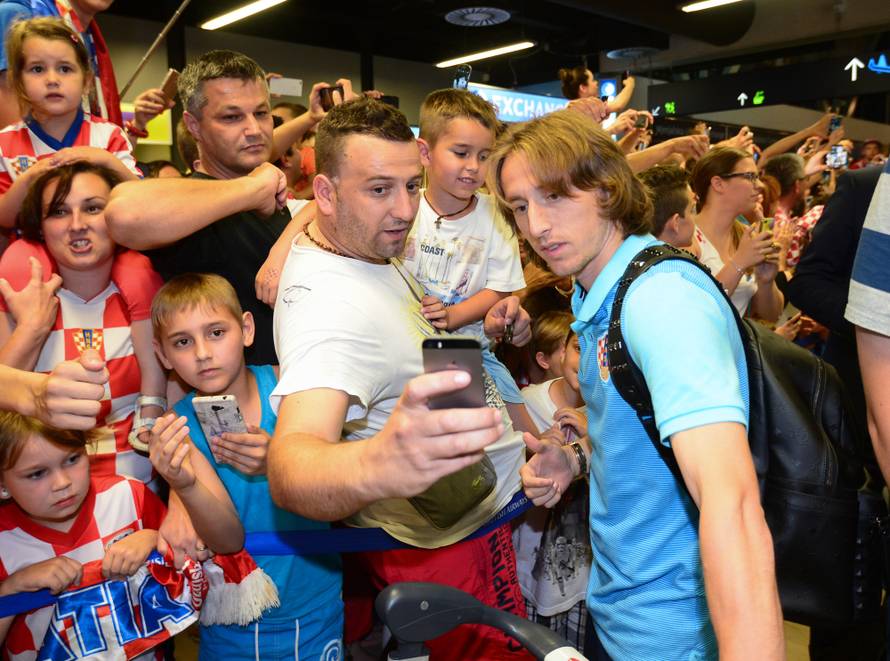 Tisuće ljudi dočekale 'vatrene'! Navijači skandirali Anti Čačiću