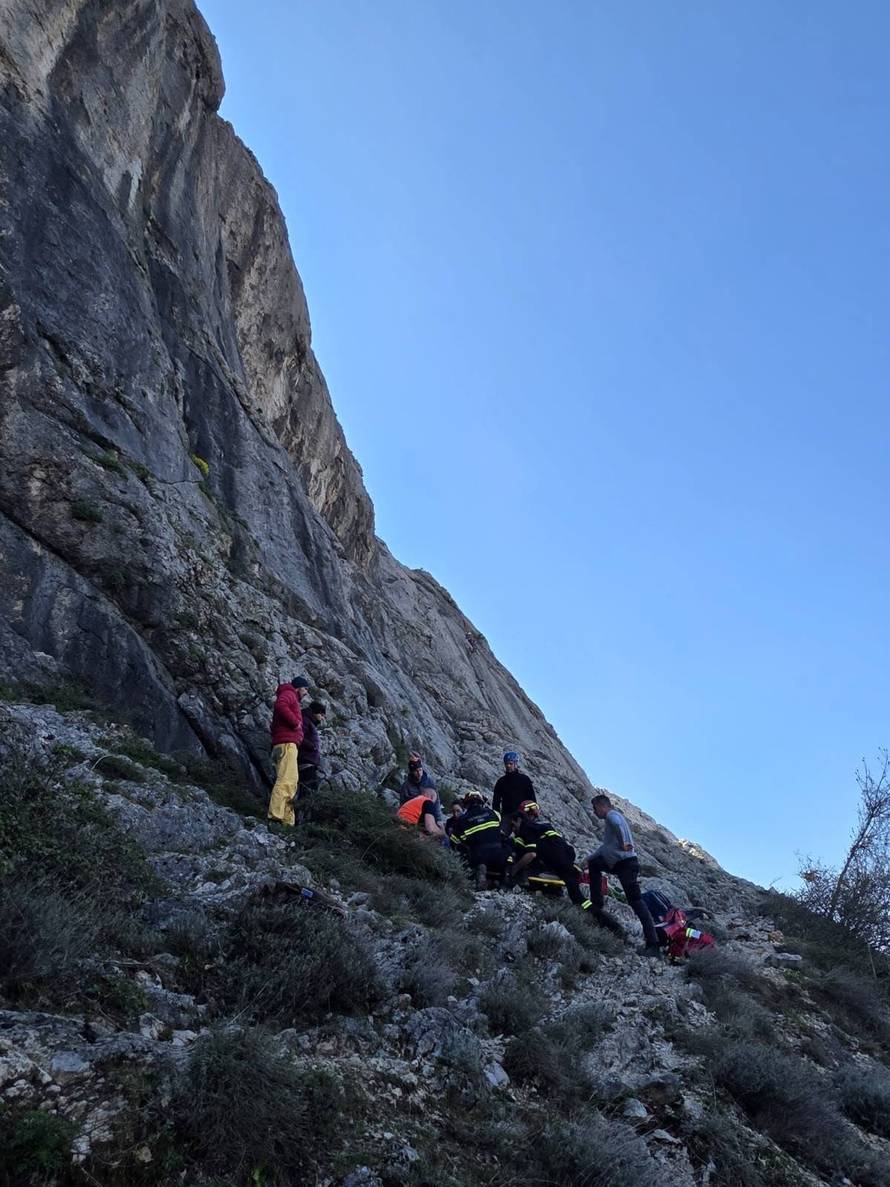 Penjač pao niz stijene na Krku: Prevezli ga helikopterom Hitne