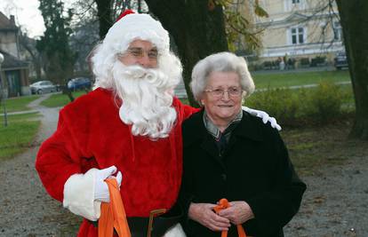 Djed Mraz je zadržavao suze: Usrećio je i baku od 93 godine