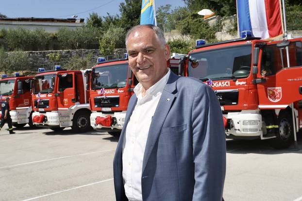 Split: Vatrogascima svečano uručeno sedam vatrogasnih vozila