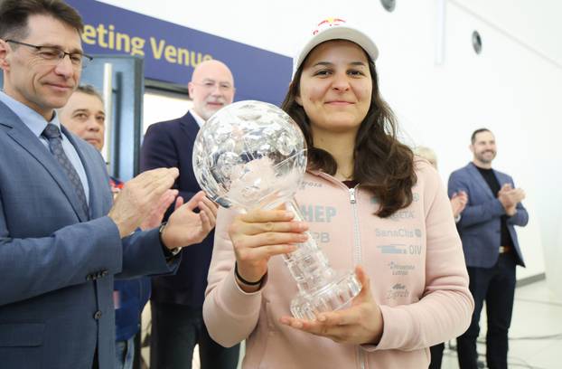 Dolazak Zrinke Ljutić iz SAD-a nakon osvajanja Malog kristalnog globusa