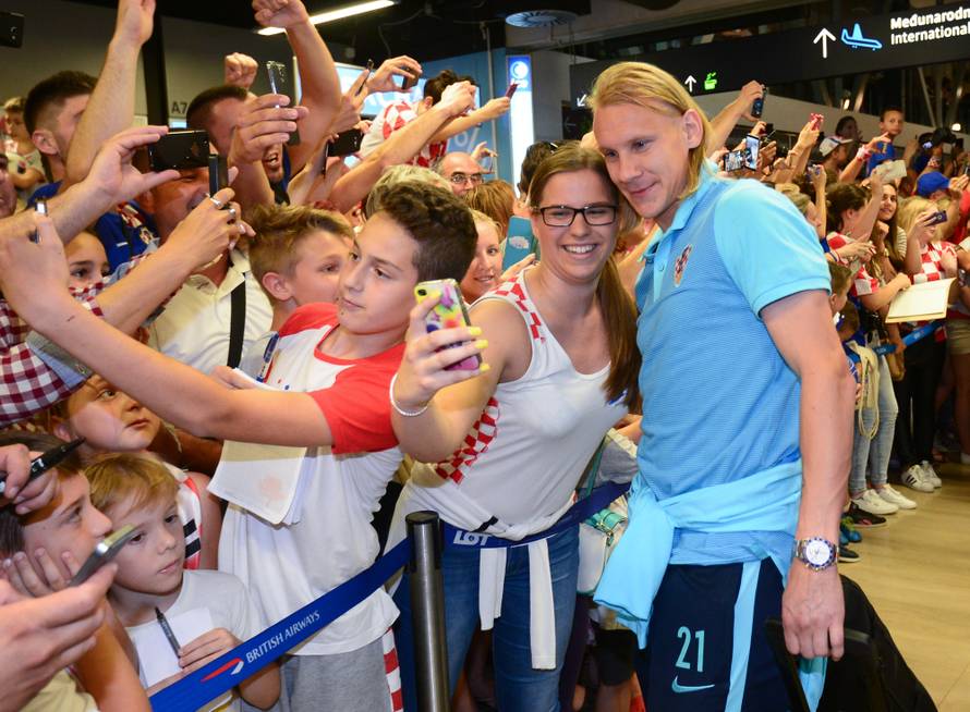 Tisuće ljudi dočekale 'vatrene'! Navijači skandirali Anti Čačiću
