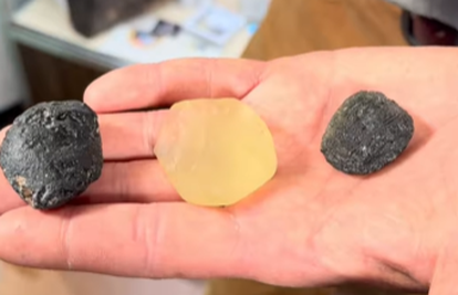 Misteriozno staklo u pustinji je dokaz drevnog udara asteroida. Znanstvenici: Ali gdje je krater?