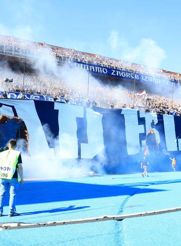 Torcida zapalila veliki transparent Bad Blue Boysima