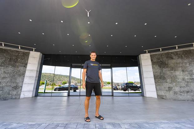 Bivši hrvatski nogometni reprezentativac Nikica Jelavić ispred svog hotela u Čapljini