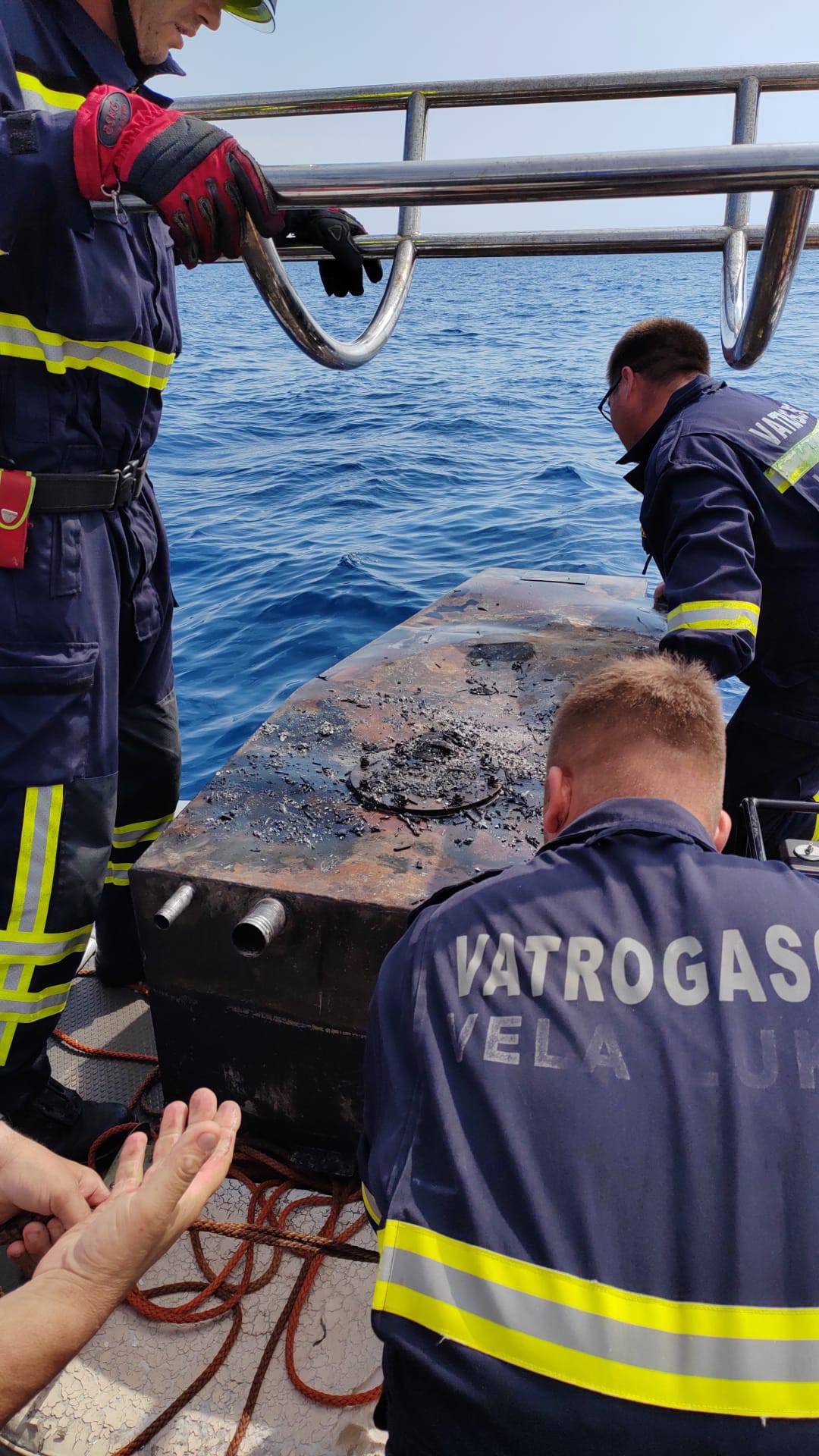 FOTO Izgorjela jahta kod Vele Luke, spasili četvero ljudi. Brod završio na 70 metara dubine