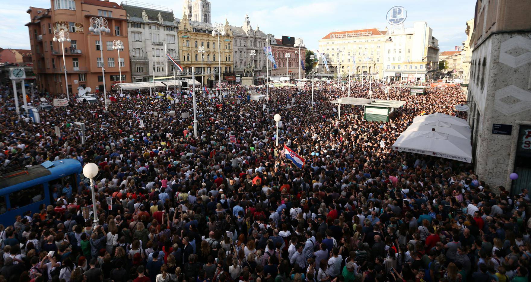 Na današnji 2016. održani veliki prosvjedi "Hrvatska može bolje" u znak potpore kurikularnoj reformi