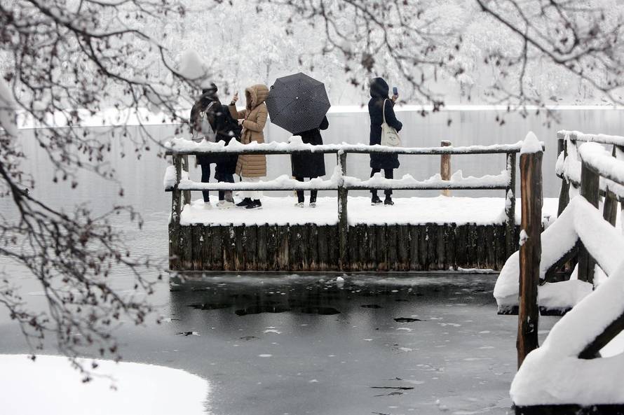 Netaknuta priroda PlitviÄkih jezera okovana snijegom i ledom