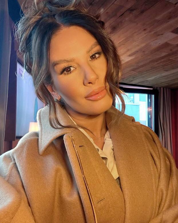 FOTO 'Kraljica sponzoruša' fotkala se potpuno gola: 'Ti si majka, razmisli o svojoj obitelji'