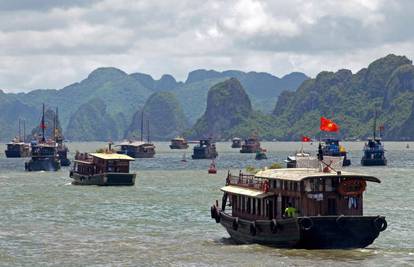 U Vijetnamu potonuo turistički brod, poginulo je 12 ljudi