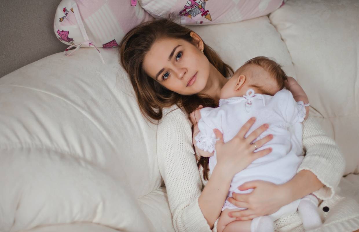 Odbija čuvati unuka besplatno: 'Mama me traži 18 eura po satu za čuvanje bebe, očajna sam'