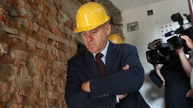 Branko Bačić obišao je  gradilišta zamjenskih obiteljskih kuća u Glini