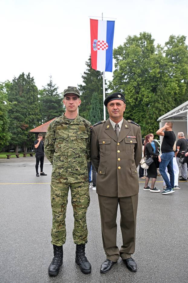 FOTO Suze i zagrljaji u Požegi: 900 novih ročnika položilo prisegu, među njima i 53 žene