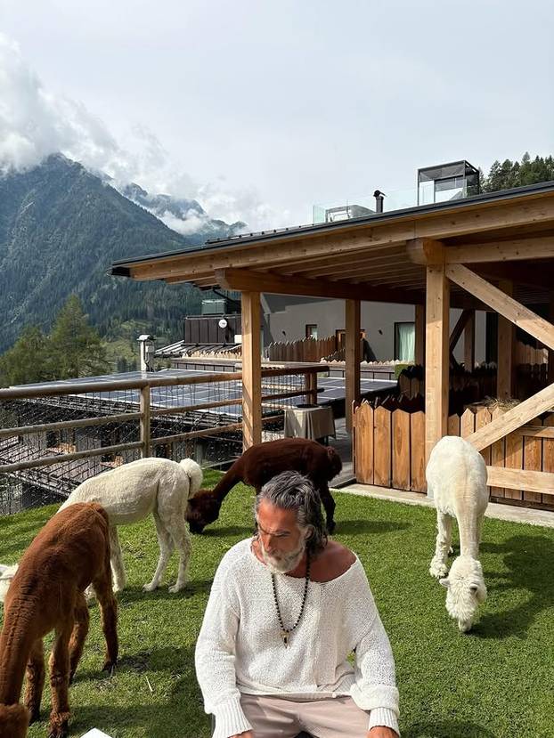 FOTO Zove se Zeus i izgleda kao bog: Ovaj muškarac je trenutno najpoželjniji na internetu!