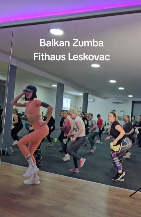 VIDEO Ova zumba iz Srbije hit je Interneta! Žene uz instruktoricu Lauru skaču na zvuke turbofolka