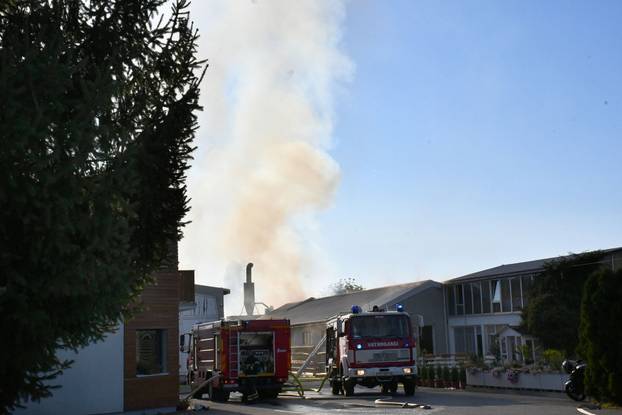 FOTO Buktinja 'progutala' halu tvornice Windor kod Pleternice