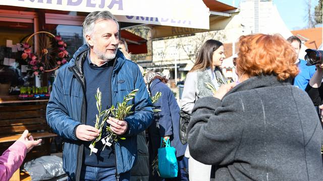 Zagreb: Miroslav Škoro građanima dijelio maslinove grančice