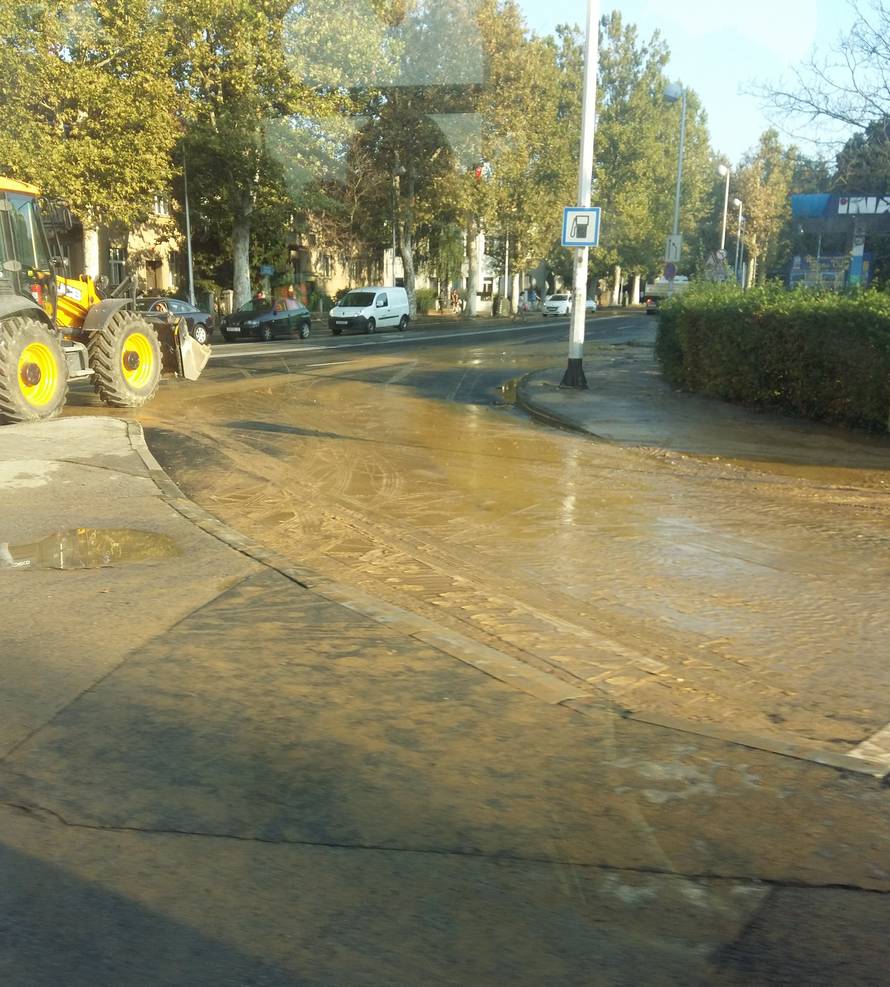 Bukovačka je bila pod vodom: Upao u rupu i skoro se utopio