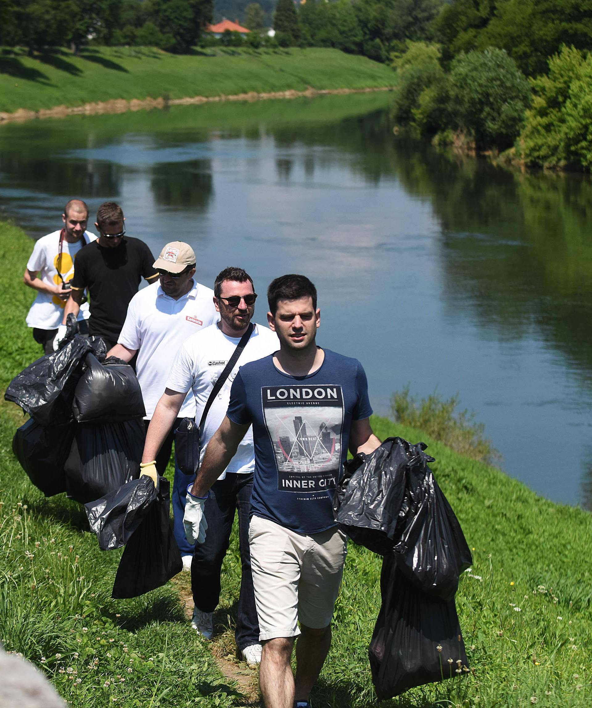 Volonteri u Karlovcu očistili obale rijeke Kupe