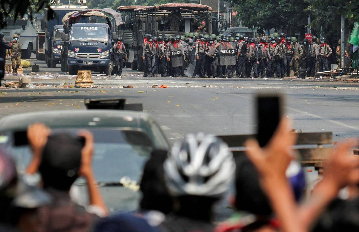 Pet mrtvih u Myanmaru, vojni auto se zabio u prosvjednike