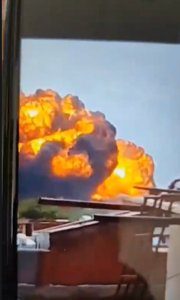 Stravične fotografije s mjesta pada Boeinga u Indiji, brojni vatrogasci bore se s požarima