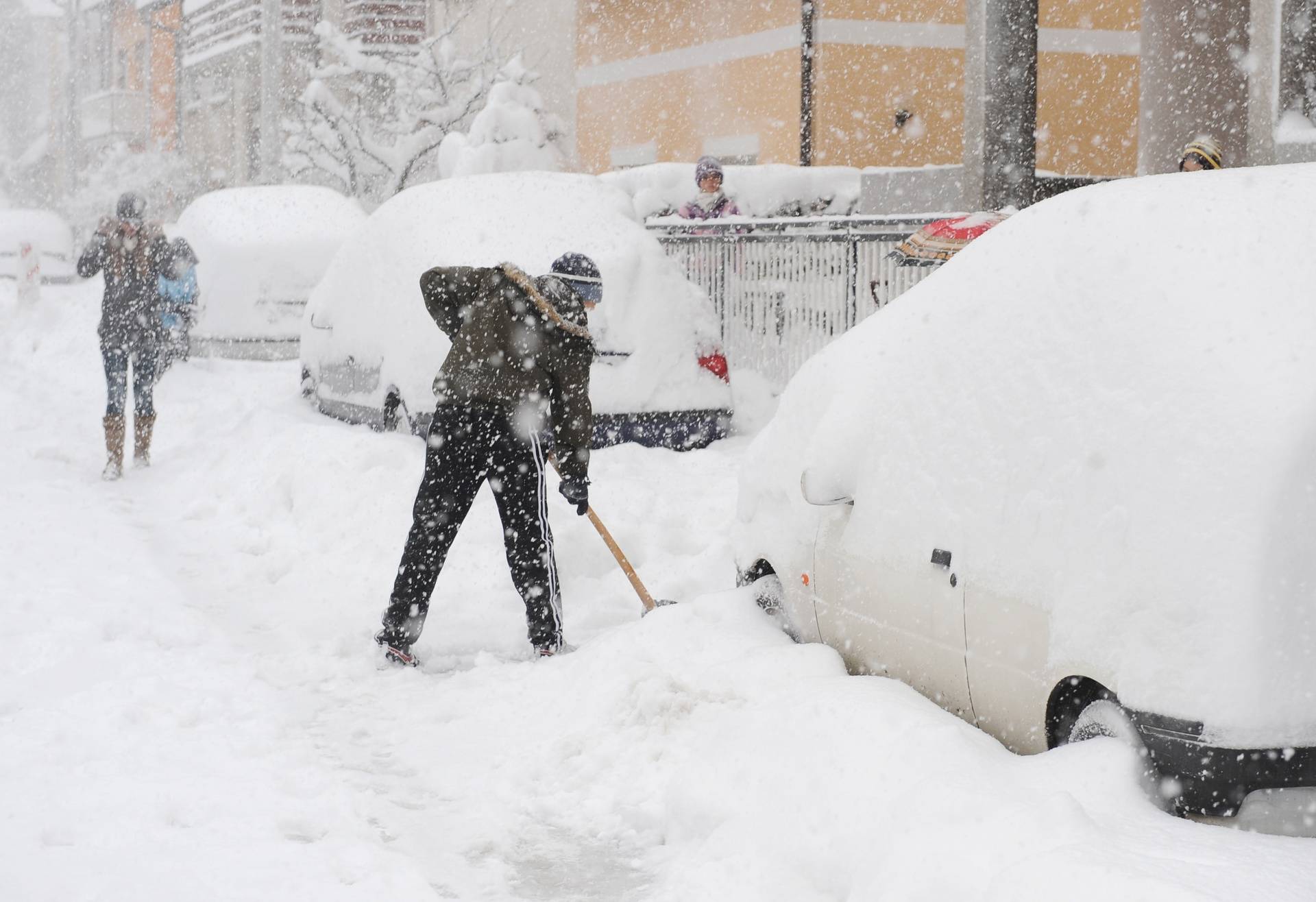 ARHIVA - Zagreb: Gra?ani zapo?eli dan ?iš?enjem automobila od snijega