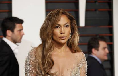 Seksi Jennifer Lopez istaknula zamamne obline u uskoj haljini