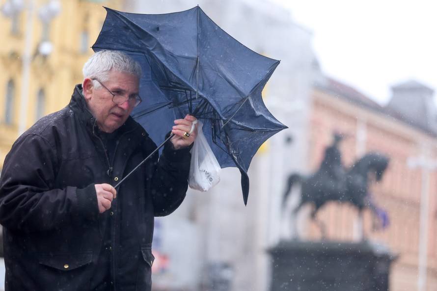 Zagreb: Građni u borbi s vjetrom letili kišobrani 