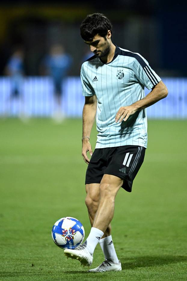 Zagrijavanje nogometaša Dinama i Rijeke uoči početka susreta